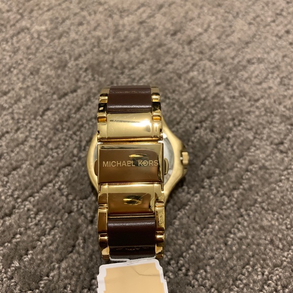 NWT MICHAEL KORS watch with leather detailing - Picture 3 of 6